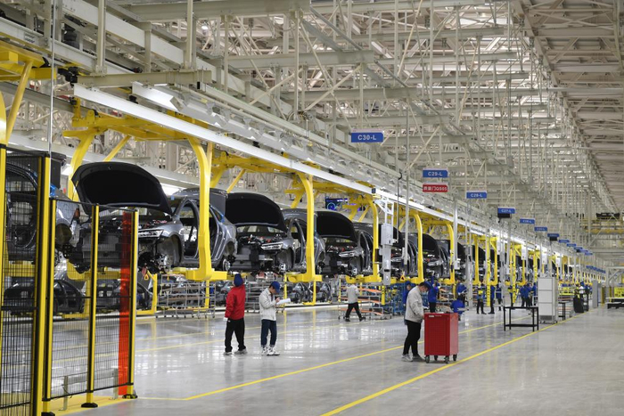 比亚迪合肥基地总装车间，工人们正在生产线上忙碌。受访者供图