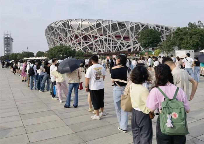 5月26日，“五月天”演唱会在北京国家体育场举行，观众正排队入场。记者 吉宁 摄