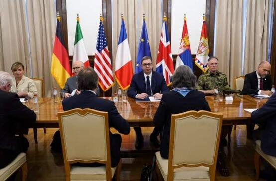 武契奇于5月30日在总统府召见美英法德意大使及欧盟代表 图自塞尔维亚防长武切维奇推特