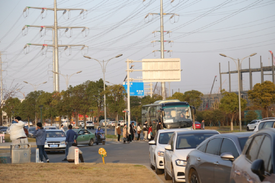 蜂巢能源工厂工人正在排队搭乘前往公寓的摆渡车 《深网》/摄 
