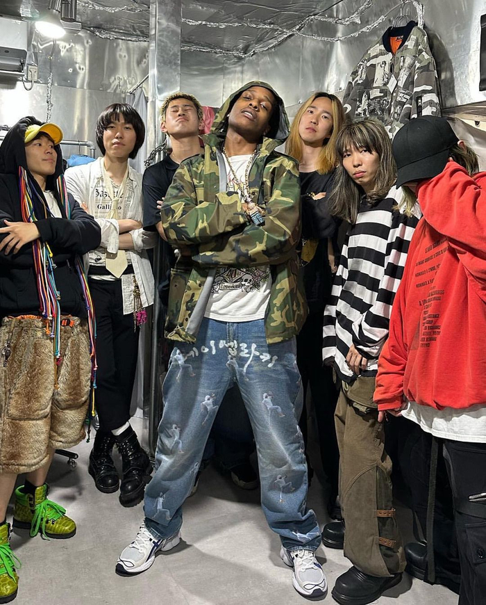 上脚的新配色 yeezy 有点猛.|侃爷|yeezy_新浪新闻