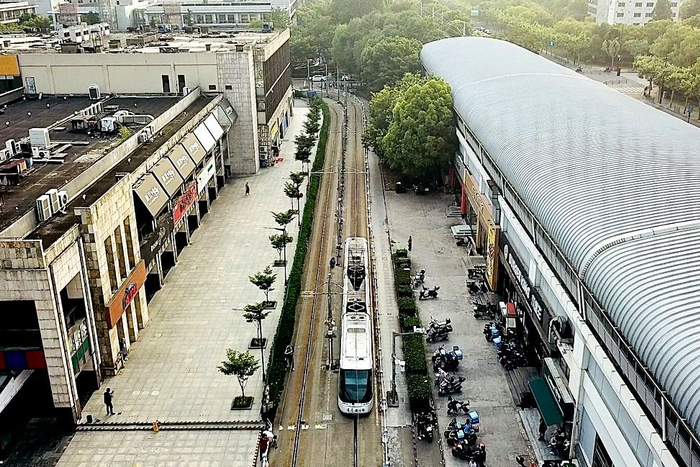 2023年5月30日，上海，俯瞰即将退出历史舞台的张江有轨电车1路。