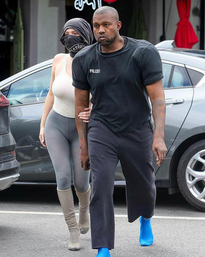 侃爷造型再次进化！上脚的新配色 Yeezy 有点猛...__财经头条