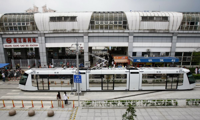 2009年8月13日，在试运行设备调试阶段，有轨电车停靠在地铁2号线张江高科站。澎湃新闻 资料图