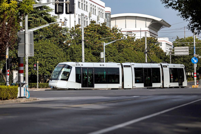 2019年11月1日，上海，行驶中的张江有轨电车1路列车。