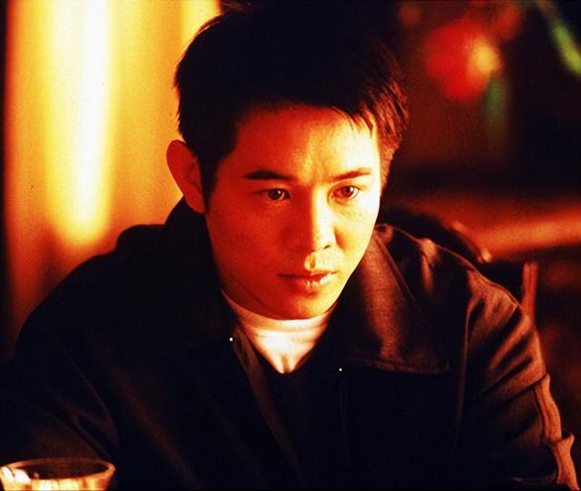 60岁李连杰断崖式衰老与年轻时相比判若两人网友担忧他的身体健康