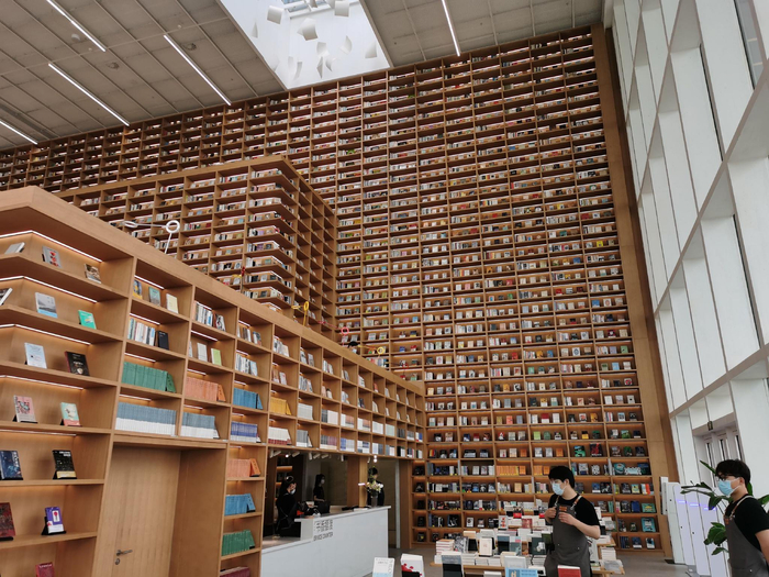 朵云书院滴水湖畔开新店,设有上海市精神卫生中心荐书专柜|朵云|书院