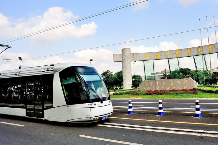 2009年8月29日，上海，奔驰在张江高科园区的张江有轨电车。