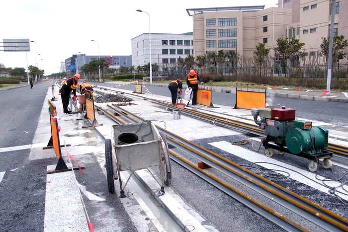 2009年2月19日，工人在铺设轨道。