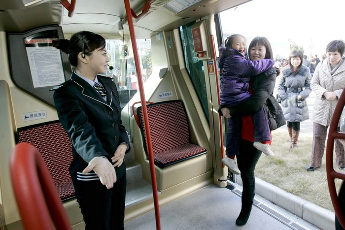 2009年12月31日，张江高科技园区有轨电车举行通车仪式。澎湃新闻 资料图