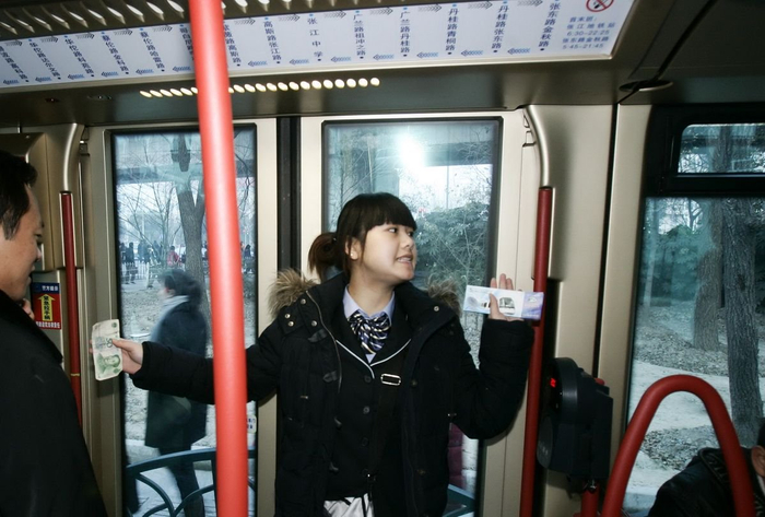 2009年1月4日，乘务员正向乘客宣传中门上车，前后门下车。当日，张江有轨电车迎来开通后首个工作日。澎湃新闻 资料图