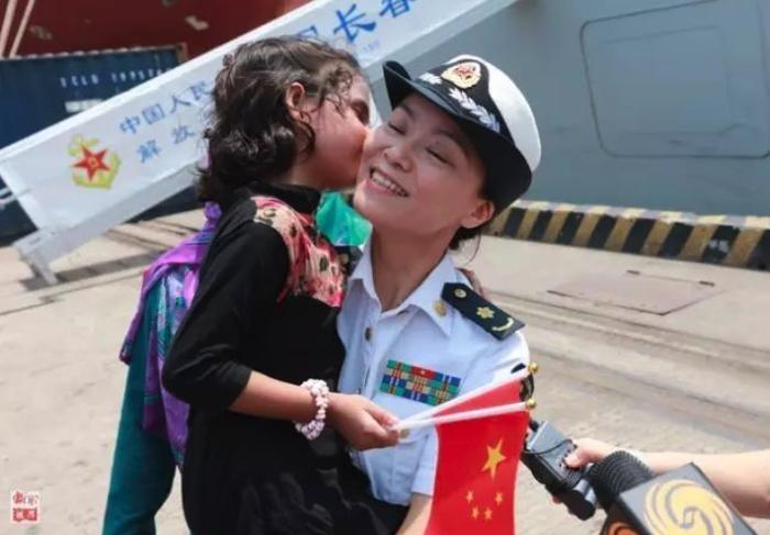 2017年5月23日，沁在码头见到盛睿芳，称她为“中国妈妈”。新华社发（史奎吉摄）