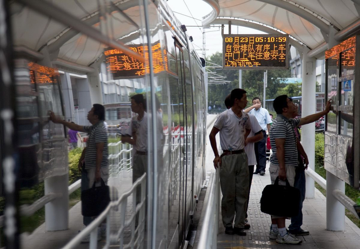 2009年8月23日，上海浦东新区，市民在张江有轨电车线的岛式车站。澎湃新闻 资料图