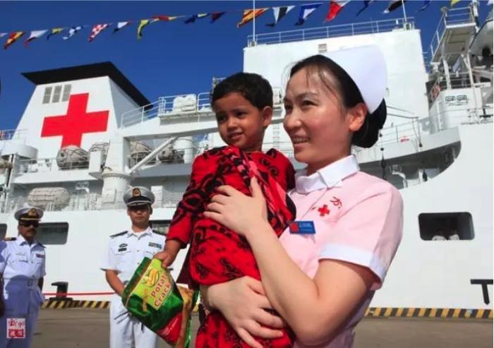 2013年8月22日，沁与2010年曾照顾过她的中国护士在一起。新华社记者琚振华摄