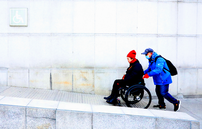 廖正义为残疾人服务