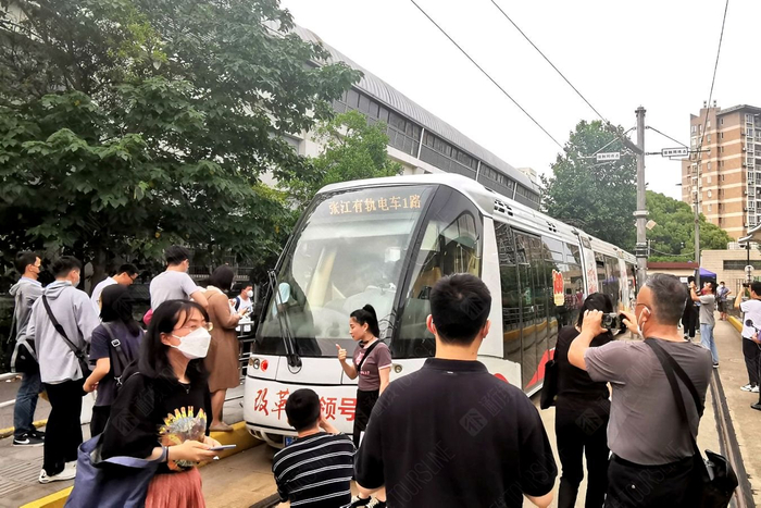 2023年5月31日18点，张江有轨电车1路开出最后一班车，许多市民到现场记录这一刻。@通行线Toursline 图