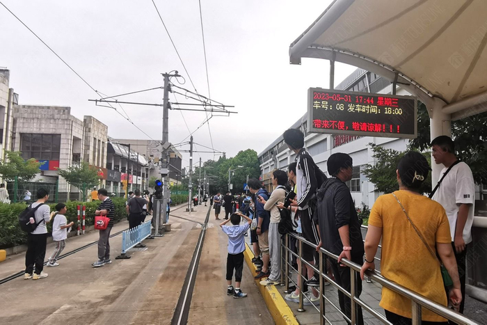 2023年5月31日17时许，上海，市民等待张江有轨电车1路的最后一班车。