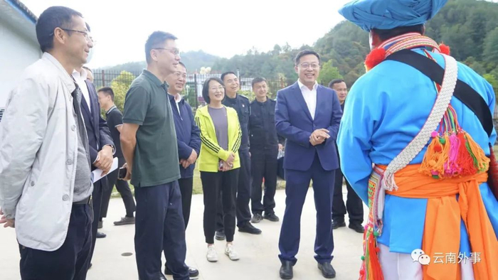 赵立坚与傈僳族外事界务员交流