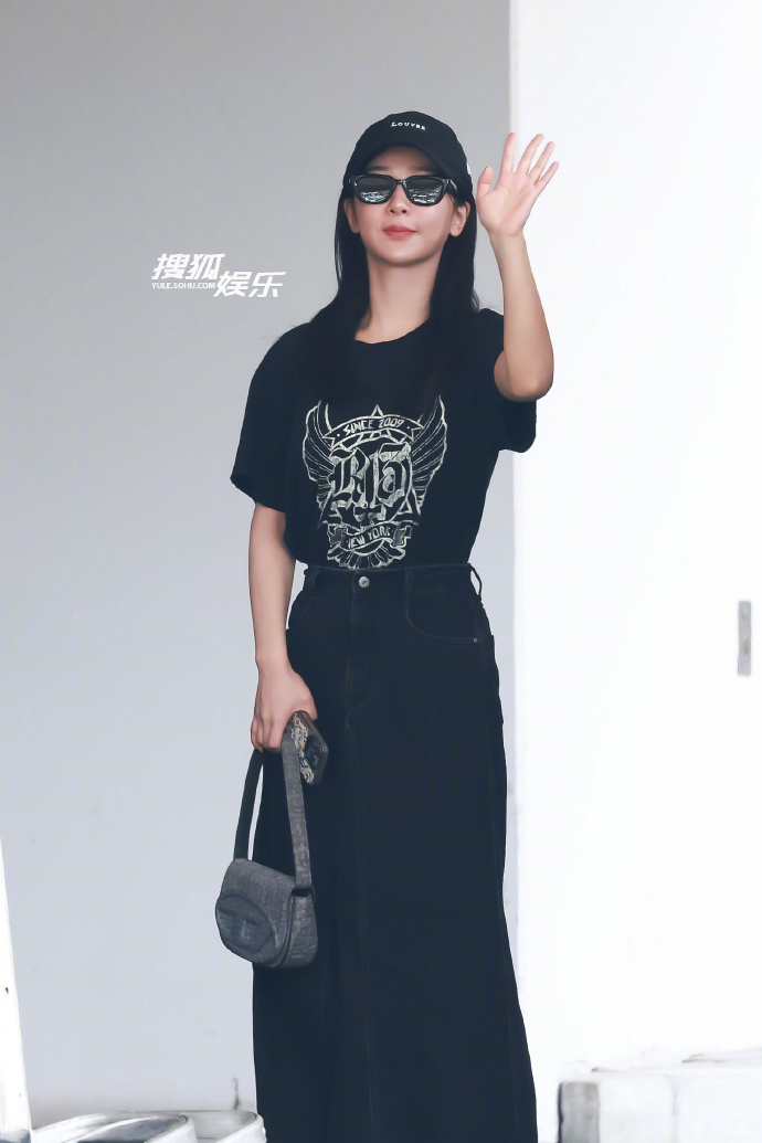 杨紫| 上海出发路透 98戴墨镜 黑色美甲的朋克小紫……|戴墨镜|朋克