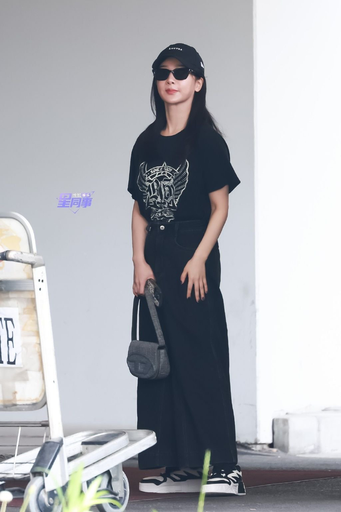 杨紫| 上海出发路透 98戴墨镜 黑色美甲的朋克小紫……|戴墨镜|朋克