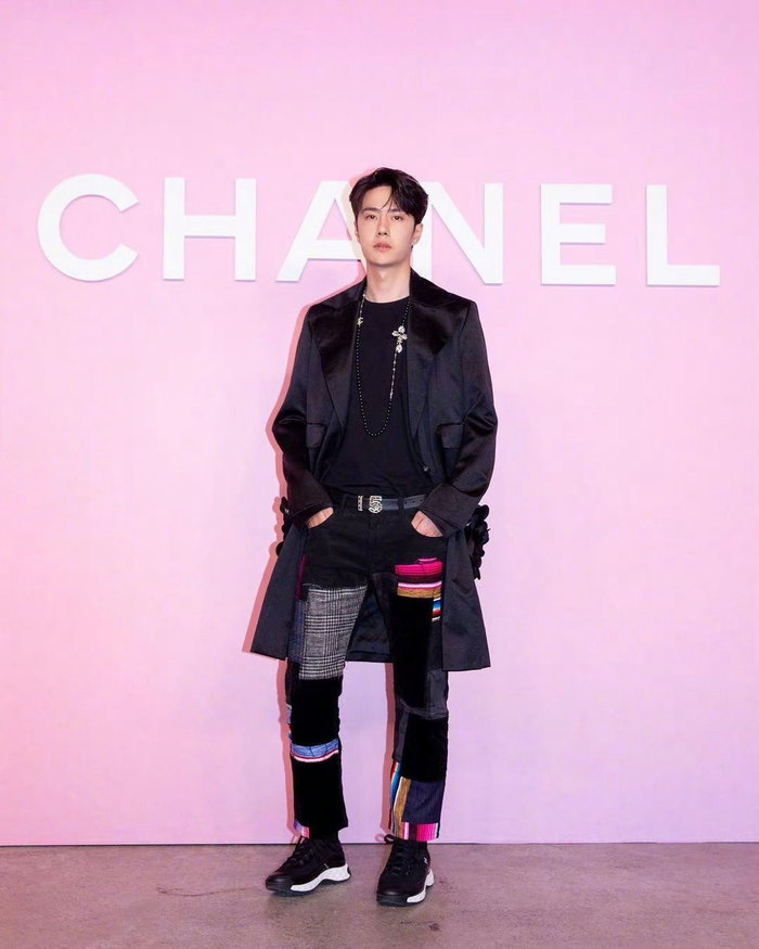 出席chanel 东京大秀的造型……|造型|王一博|一博_新浪新闻