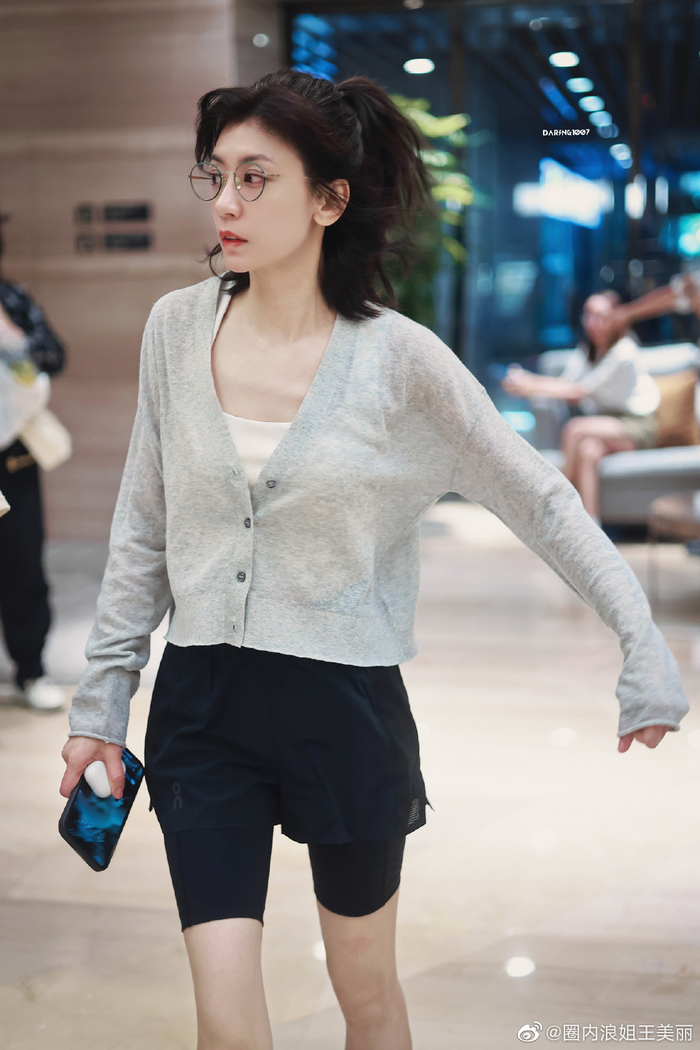 姐姐的侧颜会鲨人!|贾静雯_新浪新闻