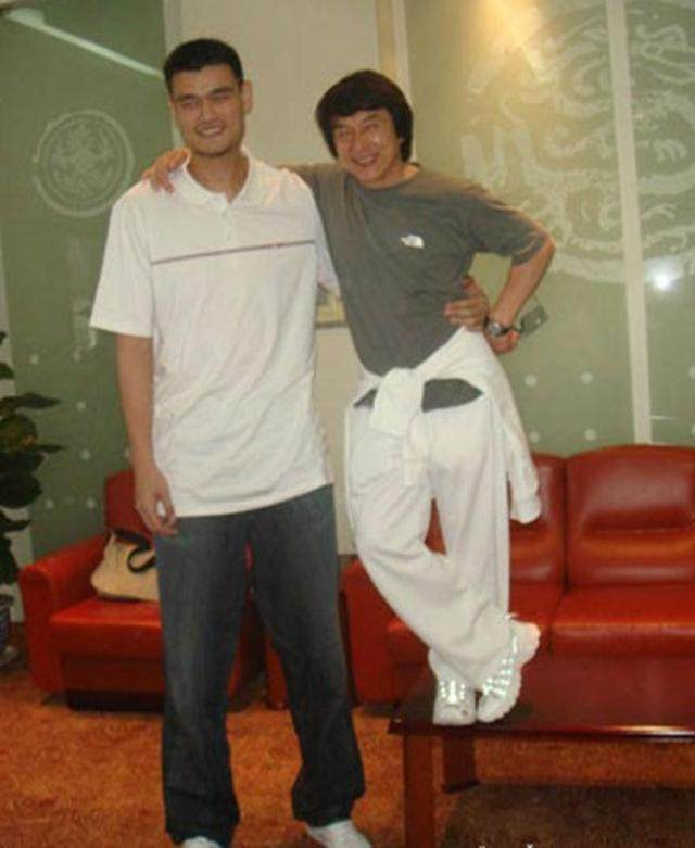 娱乐明星与姚明合影,谁最有妙招?|姚明|大哥|合影_新浪新闻