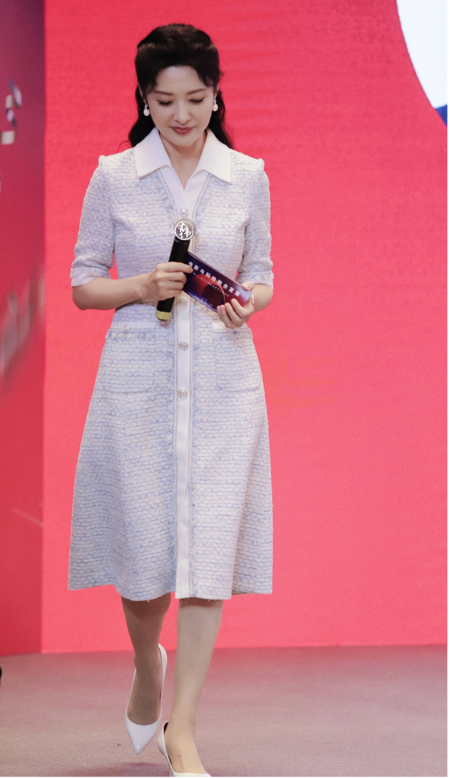 穿衣依旧大方得体,体态优雅,尽显东方之美|周涛|裤子_新浪新闻