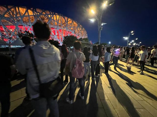 “五月天”演唱会场外买不到票的歌迷和游客。张璐 摄