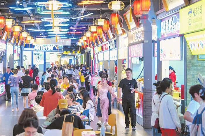 5月3日，在友谊阳光城6楼的小吃街，不少市民游客前来品尝美食。苏弼坤 摄