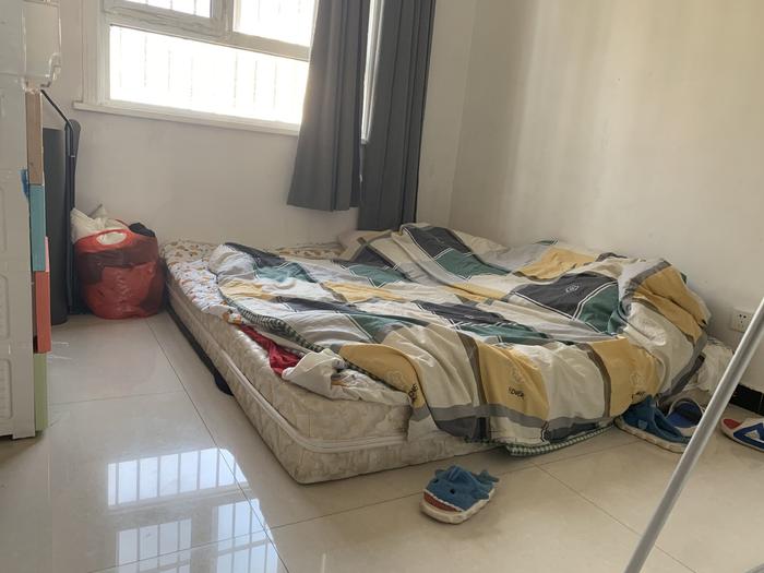 倪金磊的房间，床板坏了，他把床垫放到地上睡觉。