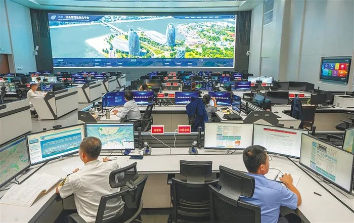 在海南社会管理信息化平台指挥中心，工作人员在各自岗位上忙碌。海南日报记者 袁琛 摄