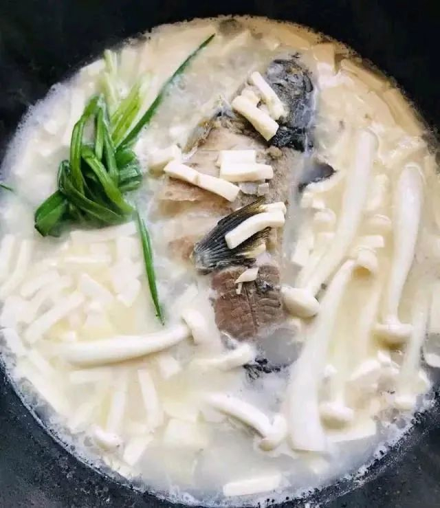 撒上适量把豆腐块放入再煮一会,再加入白玉菇继续炖煮开水中大火炖煮