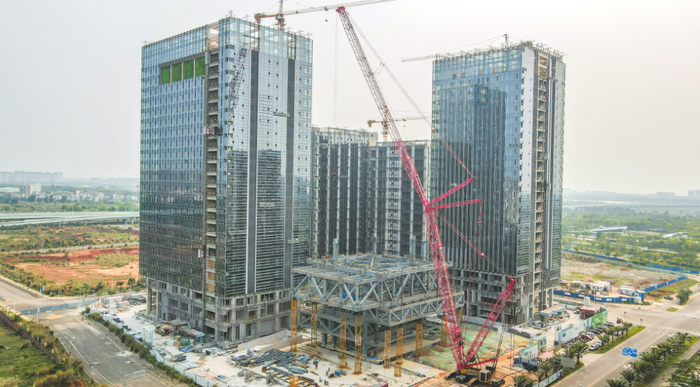 4月19日，鸟瞰海口复兴城国际数字港项目，一派繁忙的施工景象。孙士杰 摄