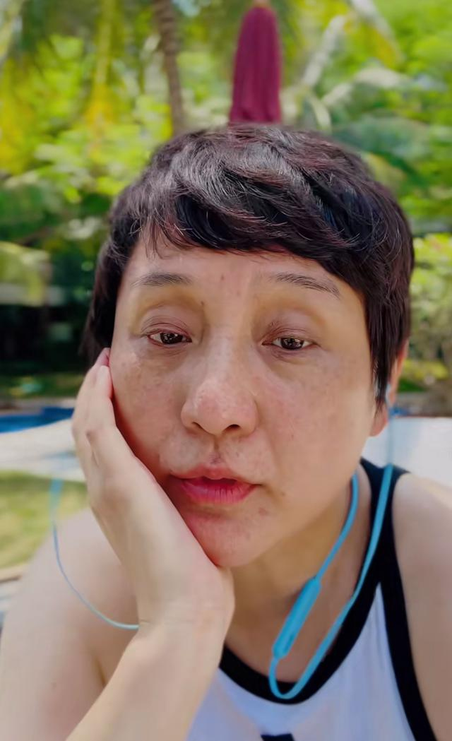 54岁孔琳近照曝光满脸老年斑皱纹认不出与富商男友仍未婚未育