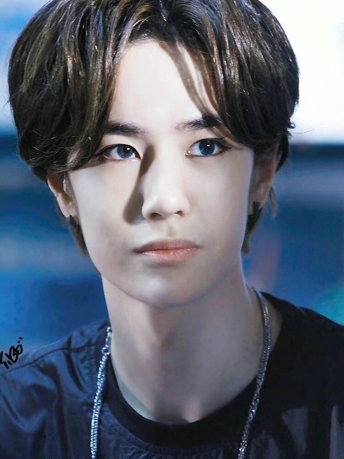 最近好像又比较流行烟熏妆,王一博早年的全包眼线!