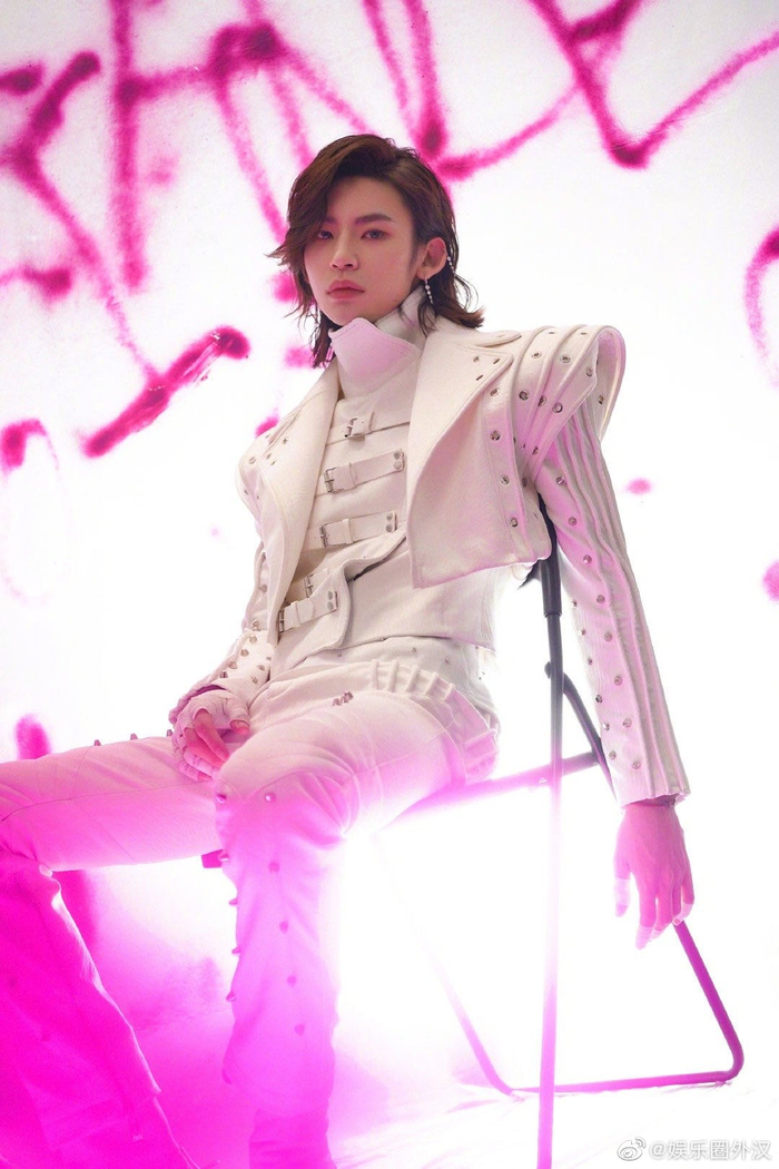 妈耶!蔡徐坤迷巡回演唱会和小鬼deadline巡回演唱会居然都在今晚