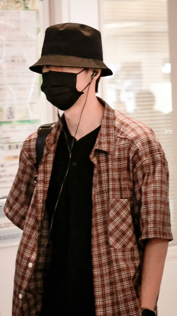 王一博东京机场出发 渔夫帽 格子衬衫,私服好帅|王一博|uniq_新浪新闻