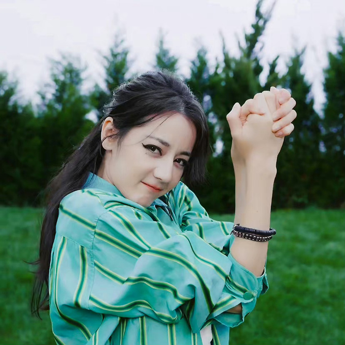 迪丽热巴的花式比心#猫系眼线又甜又野,真的好爱来自美迪小寿星的