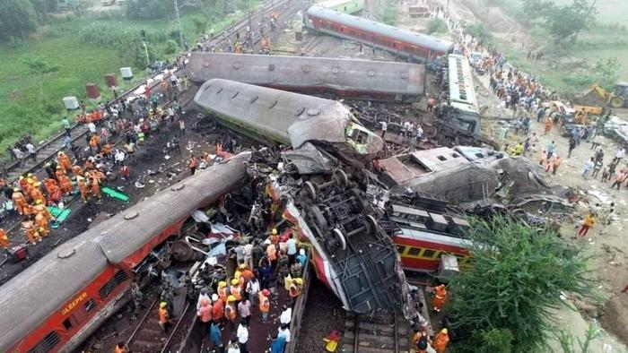 当地时间2023年6月3日，印度东部奥迪沙邦，三列列车相撞事故现场，救援人员在搜寻幸存者。澎湃影像 图