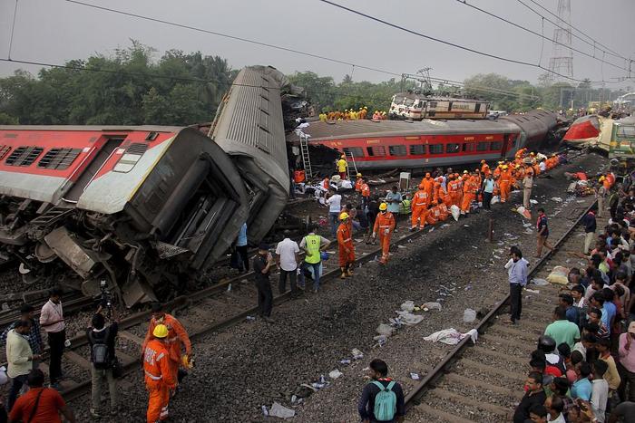 当地时间2023年6月3日，印度东部奥迪沙邦，三列列车相撞事故现场受损的车厢。视觉中国 图