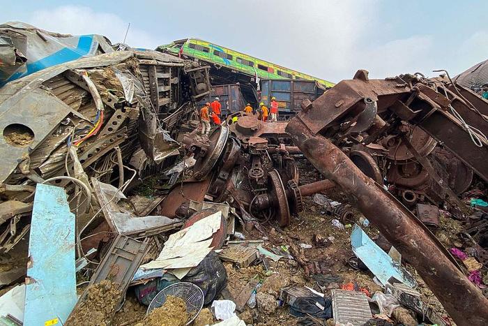 当地时间2023年6月3日，印度东部奥迪沙邦，事故现场受损的车厢。