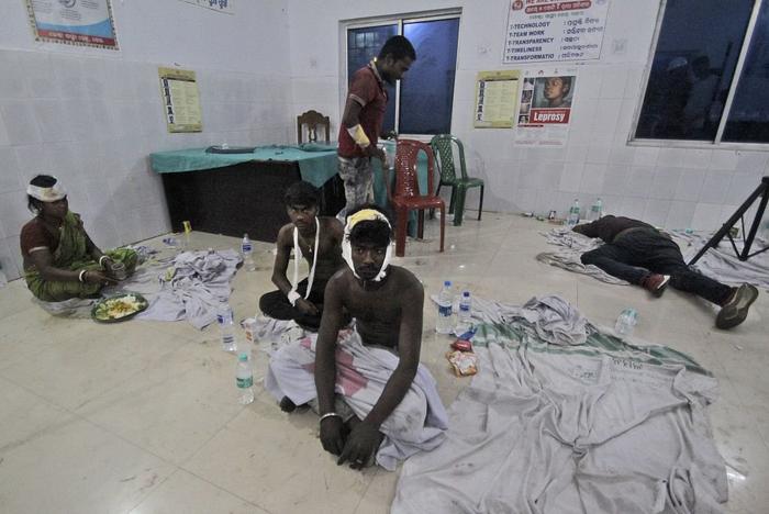 当地时间2023年6月3日，印度东部奥迪沙邦，受伤的乘客坐在医院里。视觉中国 图