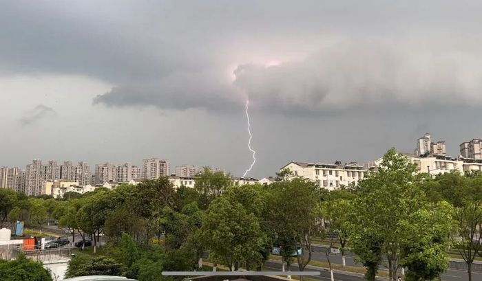 5月4日，江苏省江阴市出现强对流天气并伴随闪电。
