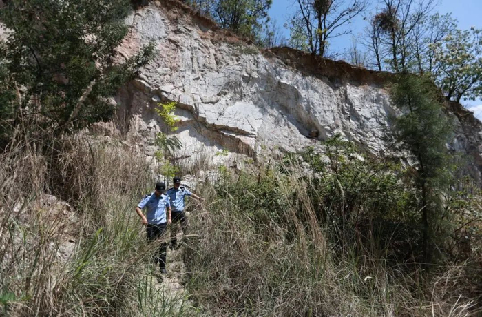 5月19日，民警在被盗采的磷矿矿脉现场勘查。