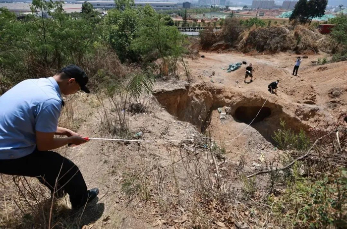 5月19日，民警对盗采矿洞进行现场测量取证。