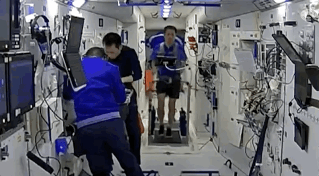 科学有意思 | 空间站惊现跑步机、动感单车！航天员在天上都干些啥？