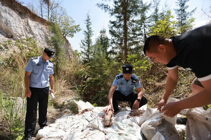 5月19日，昆明市公安局国家高新技术产业开发区分局民警在查看被盗采的磷矿。