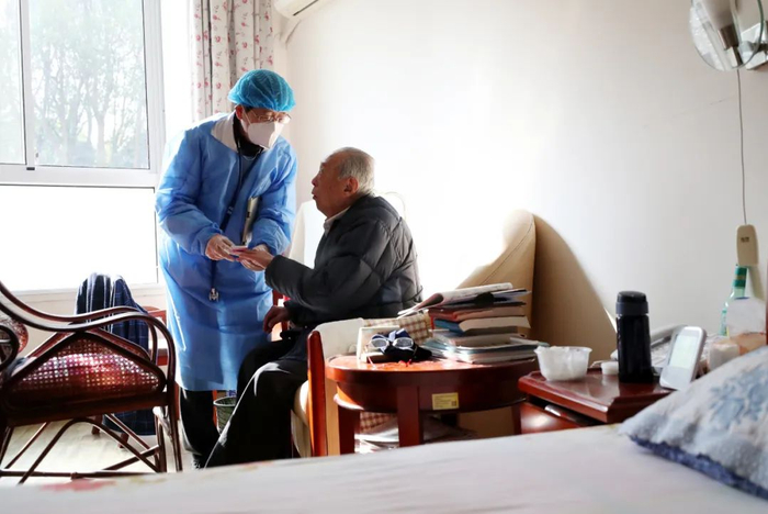 2023年1月7日，上海中福会养老院，保健医生给老人做血氧监测。新华社记者 方喆 摄