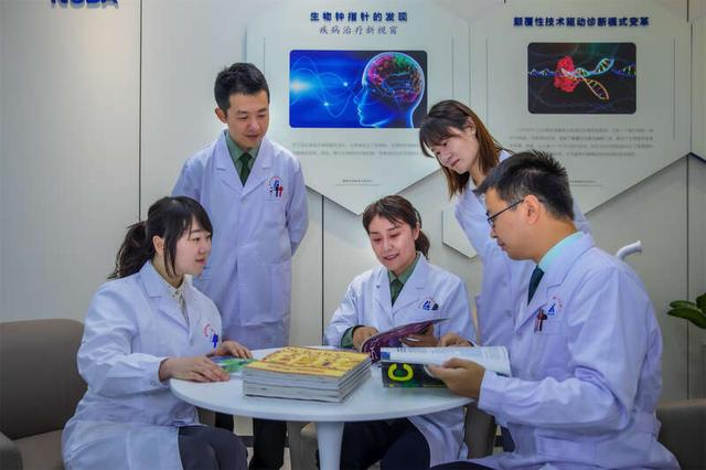 李慧艳研究员（中）带领科研团队开展学术沙龙活动。黄京/摄